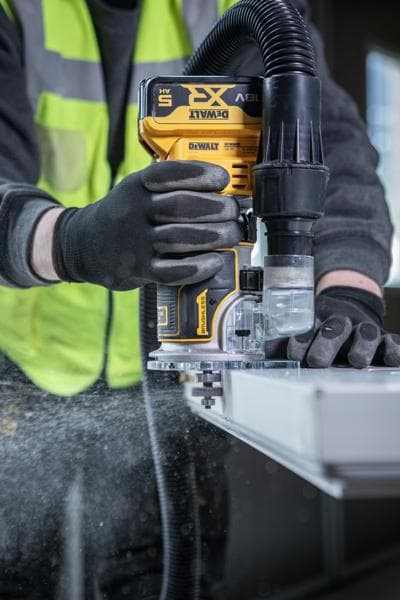 DEWALT DCW604NT-XJ, DCW604NT fresatrice in uso con aspirazione polvere. Categoria fotografia.