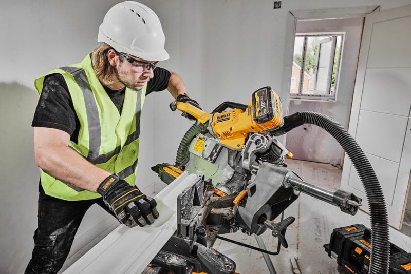 DEWALT sega DCS781X2-QW, DCS781X2 usata da operaio con abbigliamento protettivo.