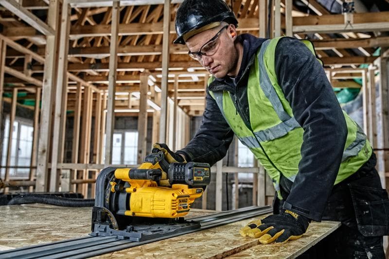 DEWALT DCS520T2-XE, DCS520T2 in uso. Operaio usa strumento fotografico giallo su tavola.