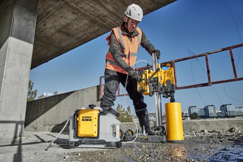DEWALT DCE6820N, DCE6820N-XJ attrezzo di perforazione usato in cantiere. Categoria fotografia.