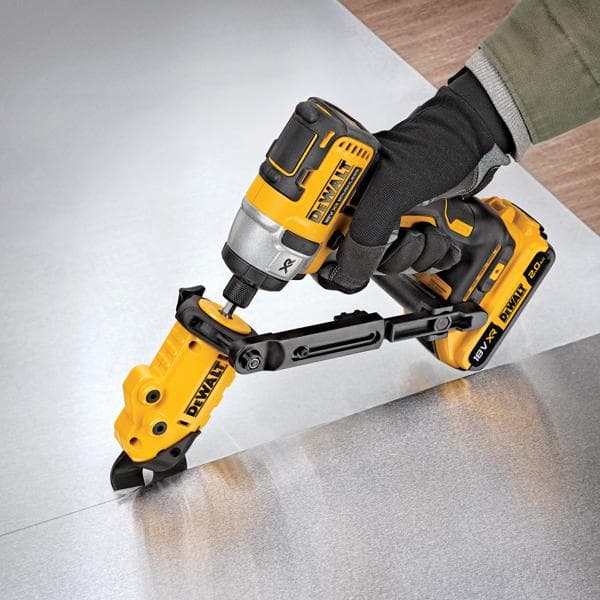 Utensile DEWALT con accessorio taglia lamiera, usato da una mano con guanto.