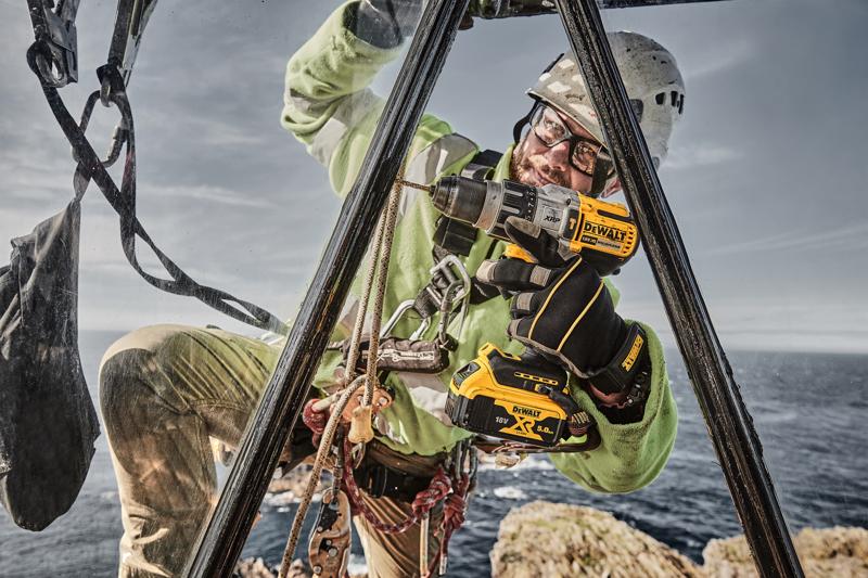 DEWALT DCD996P2, DCD996P2-QW trapano usato all'aperto da operaio; mare e rocce. Categoria fotografia.