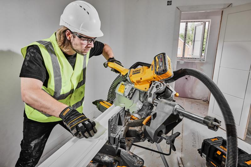DEWALT sega DCS781X2-QW, DCS781X2 usata da operaio con abbigliamento protettivo.