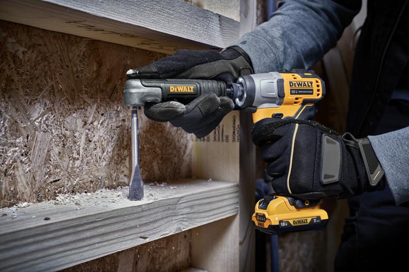 Persona fora il legno con accessorio DEWALT DT20500 e avvitatore cordless.