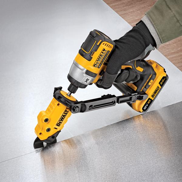 Utensile DEWALT con accessorio taglia lamiera, usato da una mano con guanto.